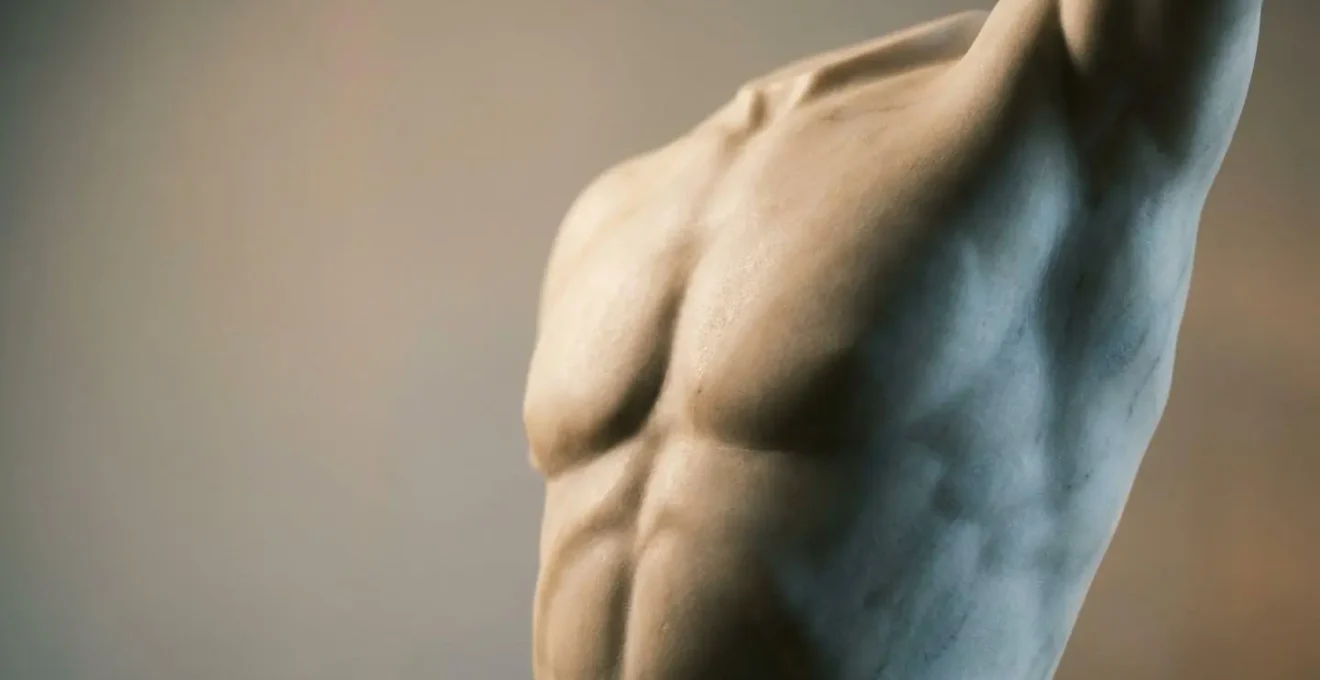 Confronto visivo tra tecniche di liposcultura ad alta definizione per scolpire gli addominali