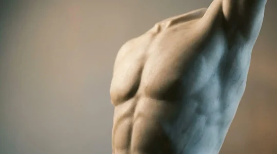 Confronto visivo tra tecniche di liposcultura ad alta definizione per scolpire gli addominali