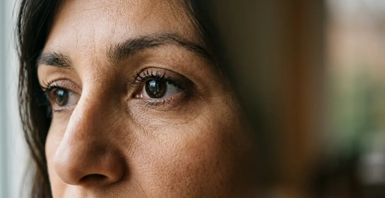 Primo piano del contorno occhi di una donna che mostra un trattamento estetico professionale per le zampe di gallina