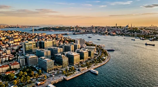 Panorama aereo di Istanbul che mostra il Bosforo con cliniche moderne e strutture mediche
