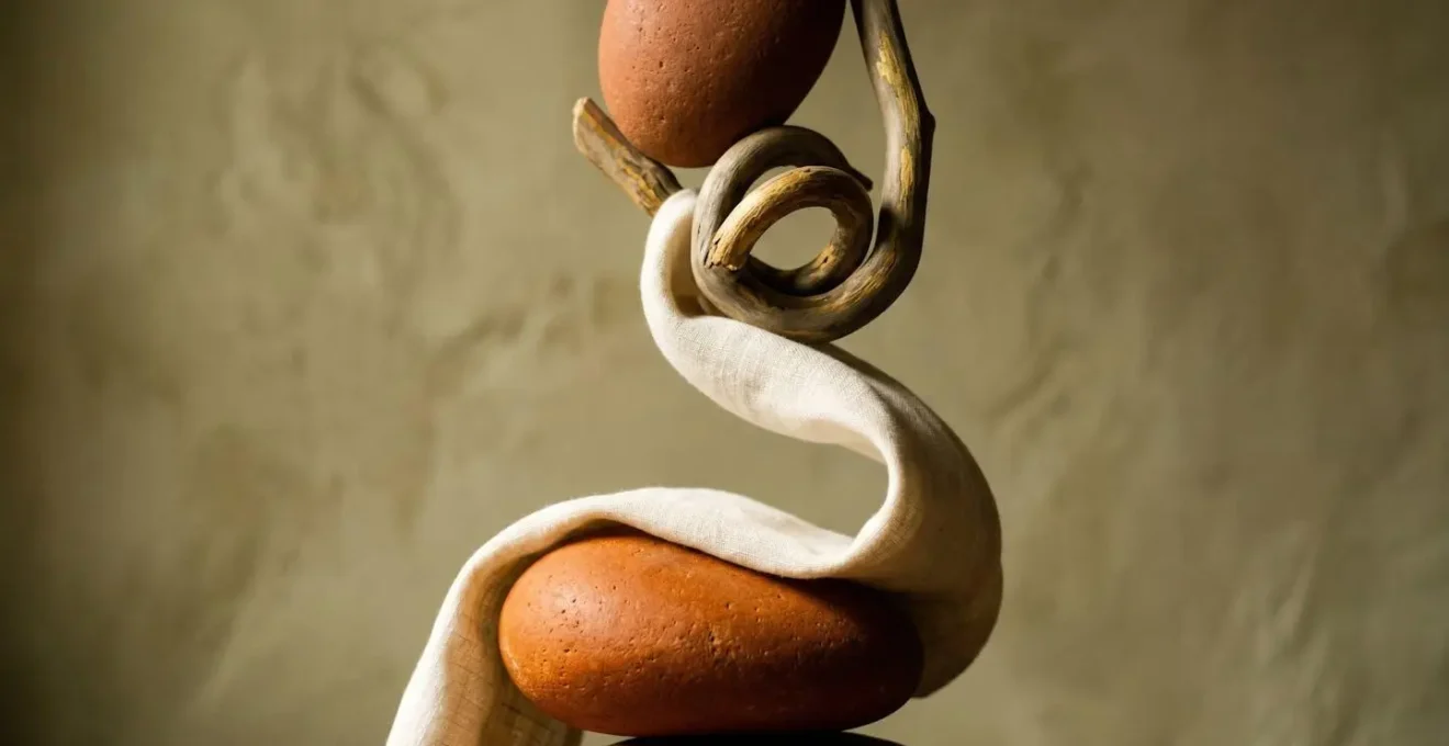 Rappresentazione simbolica dell'equilibrio e delle proporzioni naturali attraverso forme organiche curve e linee fluide che evocano la silhouette femminile