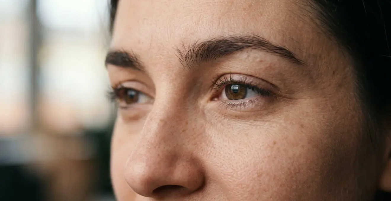 Primo piano del terzo superiore del viso di una donna che mostra espressioni naturali e autentiche