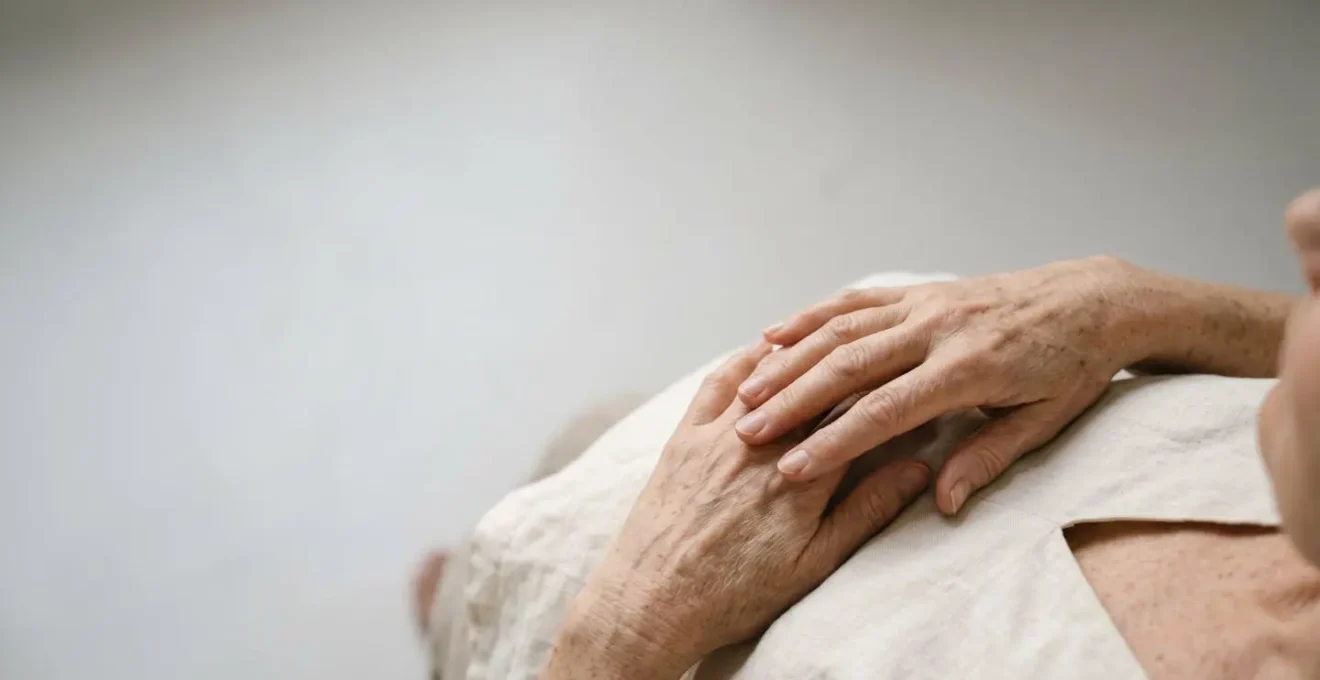Confronto visivo tra mani e décolleté che mostrano i segni caratteristici del fotoinvecchiamento