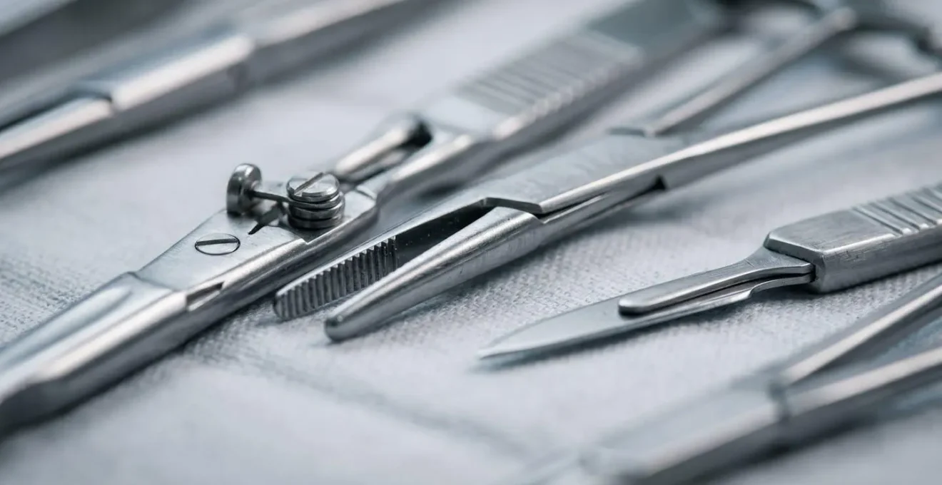 Dettaglio macro di strumenti chirurgici sterilizzati e tecnologia medica all'avanguardia che garantisce la massima sicurezza